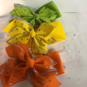 I’m selling girl hair clips set of three